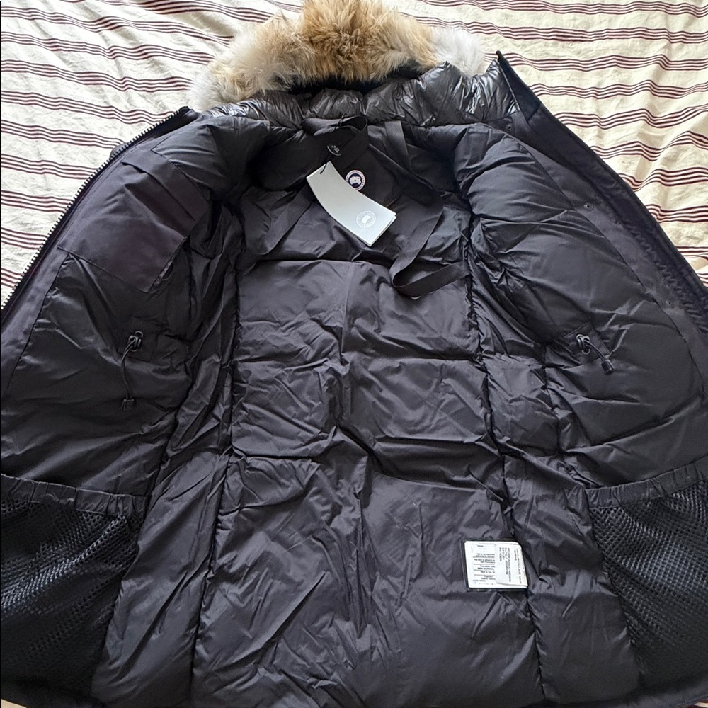 Canada Goose Women's navy ellesmere parka size medium NWT - Picture 6 of 6